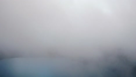 Aufschlussreiche-Luftaufnahme-über-Wolken-Des-Tziscao-Sees,-Montebello-Nationalpark,-Chiapas