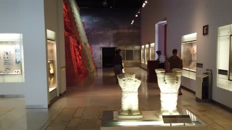 Blick-Auf-Die-Museumsausstellungen-Im-Großen-Museum-Der-Maya-Welt-In-Merida,-Yucatan,-Mexiko