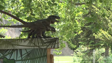 Realistische-Kleine-Dinosaurier-Auf-Dem-Dach-Im-Dino-Park