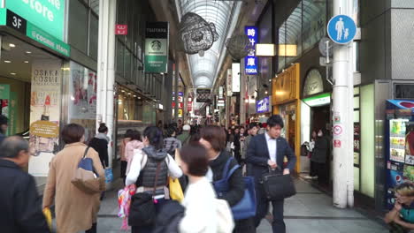 Dotonburi-Osaka-Japan---Circa-Leute,-Die-In-Einem-Der-Vielen-Einkaufszentren-Einkaufen