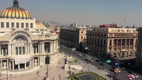 Avenida-Eje-Central-Al-Lado-Del-Palacio-De-Bellas-Artes-En-Un-Día-Soleado,-En-El-Centro-De-La-Ciudad-De-México