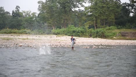 Allein-Indischer-Fischer,-Der-Fische-Fängt,-Indem-Er-Netze-In-Den-Fluss-Wirft,-Zeitlupe