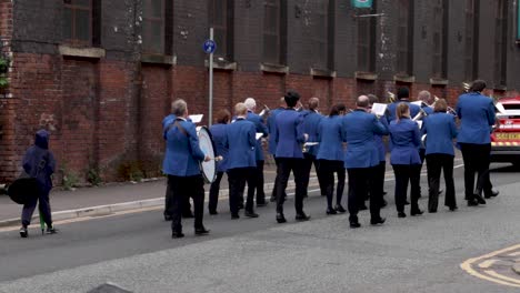 Desfile-De-La-Comunidad-De-Radcliffe-Marchando-Por-Las-Calles