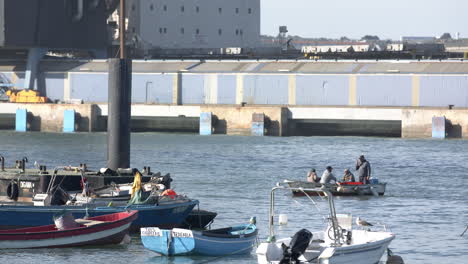 Fischerboot,-Das-Am-Flussufer-Ankommt