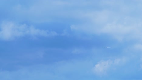 Kleines-Einmotoriges-Trainingsflugzeug-Bereitet-Sich-Auf-Die-Landung-Vor,-Blaue-Und-Weiße-Wolken-Im-Hintergrund,-Mittlere-Aufnahme-Aus-Der-Ferne