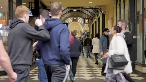 Royal-Arcade,-Melbourne,-Juli-2019-Historisches-Einkaufspassagengebäude-In-Melbourne---Beliebte-Touristenattraktion-In-Melbourne