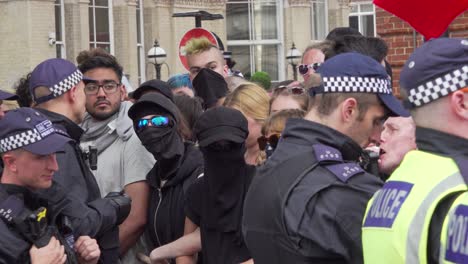 Antifa-Versammeln-Sich-Vor-Dem-Bbc-studio,-Um-Gegen-Tommy-Robinson-In-London,-Uk,-Zu-Protestieren