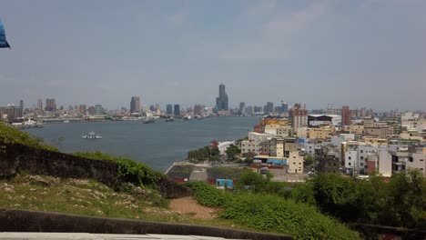 Eine-Luftaufnahme-Der-Stadt-Kaohsiung-Vom-Gipfel-Der-Insel-Cijin