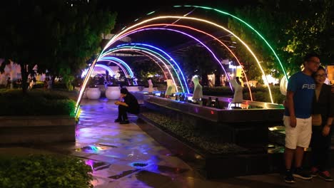 Eine-Dachgartenartige-Promenade-Ist-Eine-Der-Attraktiven-Annehmlichkeiten-Besonders-Abends-Im-Ayala-Mall-Cebu,-Einem-Der-Beliebtesten-Einkaufszentren-Auf-Den-Philippinen