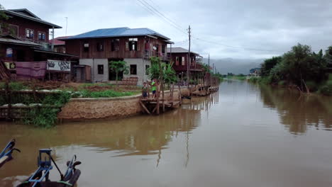 Children-at-Inle-Lake,-Myanmar----Dolly-Out