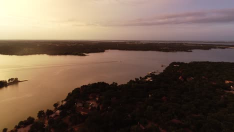 Vuelo-Aéreo-De-Drones-Sobre-El-Lago-Lewisville-En-Texas-Después-De-Una-Tormenta