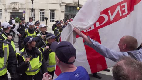 Partidarios-De-Tommy-Robinson-Ondean-Banderas-Fuera-Del-Estudio-De-La-BBC-En-Londres