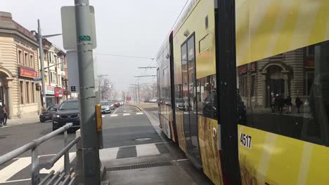 Straßenbahn-Nähert-Sich-Während-Sonne-Schneeschauer,-Toronto