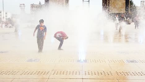 Kinder,-Die-In-Den-Brunnen-Spielen