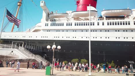 Menschenschlange-Vor-Der-Queen-Mary-Für-Die-Feierlichkeiten-Zum-4.-Juli