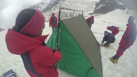 Montaje-De-Carpas-Por-Montañeros-Del-Himalaya-Para-Su-Estadía-En-Los-Picos-Nevados-Del-Alto-Himalaya