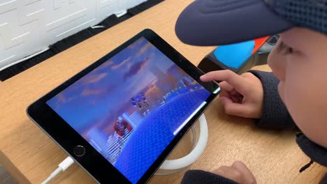 Kleine-Hände-Spielen-Mit-Dem-Hot-Wheels-Id-Smart-Track-Kit-In-Einem-Apple-Store