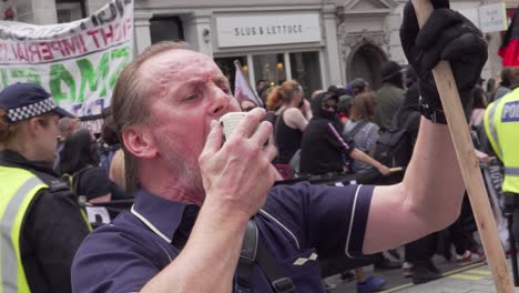 Un-Líder-Antifa-Grita-A-Través-De-Un-Micrófono-En-Londres,-Reino-Unido