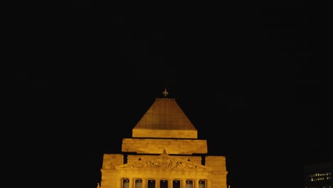 Santuario-Del-Recuerdo-En-La-Noche-Melbourne-Día-Anzac,-Desfile-Anzac,-Australia