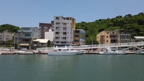 Der-Blick-Von-Der-Kaohsiung-fähre-Auf-Die-Insel-Cijin,-Taiwan