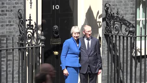 Theresa-May-Se-Dirige-A-La-Nación-Fuera-Del-Número-10-De-Downing-Street,-Londres,-Reino-Unido.