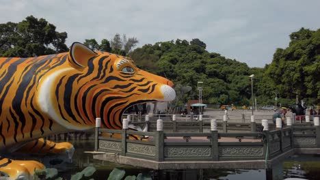 Visitantes-Que-Salen-De-Las-Pagodas-Del-Dragón-Y-El-Tigre-En-El-Estanque-De-Lotos-En-Kaohsiung,-Taiwán