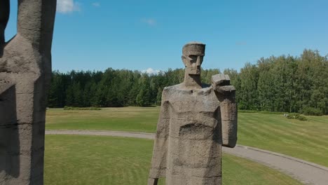 Toma-Aérea-Volando-Hacia-Tres-Grandes-Estatuas-En-El-Monumento-A-Salaspils.