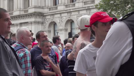 Tommy-Robinson-Anhänger-Singen-Streit-Mit-Der-Polizei-In-Whitehall,-London