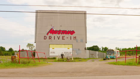 Establishing-shot-of-an-old-fashioned,-outdoor,-drive-in-theater-in-Prince-Edward-County,-Ontario