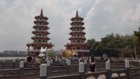 Touristen-Besuchen-Die-Drachen--Und-Tigerpagoden-In-Kaohsiung,-Taiwan