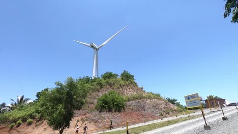 Toma-Estática-De-Un-Molino-De-Viento-En-Pilillia,-Rizal