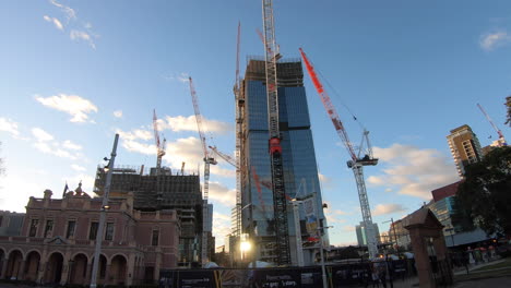 Hyperlapse-Von-Fußgängern,-Die-An-Der-Baustelle-Am-Parramatta-Square-Vorbeigehen,-Während-Die-Kräne-Baumaterial-In-Und-Um-Die-Baustelle-Bewegen