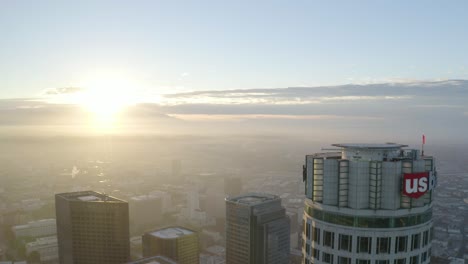 Wunderschöner-Flug-Aus-Der-Luft-über-Den-Hubschrauberlandeplatz-Der-US-Bank-In-Der-Innenstadt-Von-Los-Angeles-Während-Des-Sonnenaufgangs