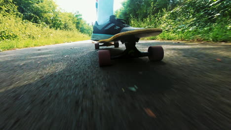 Persona-Del-Sexo-Masculino-Con-Calcetines-Altos-Blancos-Longboarding