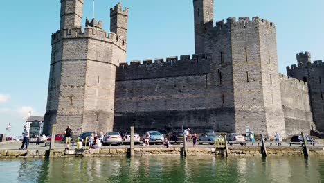 Caernarfon-Castle-Geschossen-Vom-Fluss-Seiont-Und-Zeigt-Die-Schlossfassade-Und-Den-Umliegenden-Tourismus-Und-Die-Boote