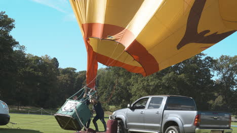 Ein-Team-Von-Heißluftballon-Ingenieuren-Baut-Seine-Ballons-Auf-Und-Bläst-Sie-Für-Eine-Gefesselte-Ausstellung-Bei-Einem-Heißluftballon-Festival-Auf