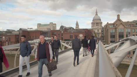 Timelapse-De-Peatones-En-La-Pasarela-Del-Milenio-De-Londres-Por-La-Catedral-De-St-Pauls