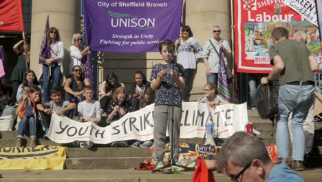 Jugendklimastreik-Im-Stadtzentrum-Von-Sheffield-2019-Vor-Dem-Rathaus-Mit-Rednern-Und-Vertretern-Von-Jugendlichen-Und-Studenten-Und-älteren-Erwachsenen