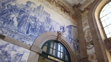 Gire-A-La-Derecha-Para-Ver-El-Azulejo-Azul-Y-Blanco-Que-Adorna-Las-Paredes-Superiores-Dentro-De-La-Estación-De-Sao-Bento,-Porto,-Portugal