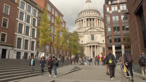 Menschen,-Die-In-Richtung-Der-Berühmten-St.-Paul&#39;s-Cathedral-In-Der-Londoner-Gasse-Gehen