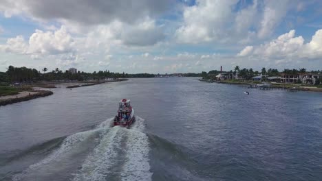 Buzos-Que-Regresan-En-Barco-Por-El-Río-Loxahatchee-Hacia-El-Faro-De-La-Ensenada-De-Júpiter