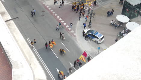 Catalans-wearing-the-Estelada-flag-on-Via-Laietana-next-to-the-police-during-the-Catalan-protest-in-Barcelona