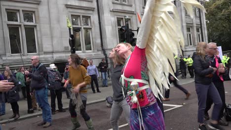 Los-Manifestantes-Bailan-Durante-Las-Protestas-De-Rebelión-De-Extinción-En-Londres,-Reino-Unido