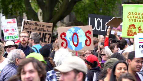 Cambio-Climático-Global-Marchan-Personas-Con-Carteles