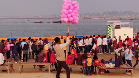 Leute,-Die-Während-Des-Kumbh-Mela-Festivals-2019-Lebensmittel-Und-Zuckerwatte-Am-Stall-Verkaufen