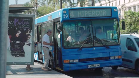 Senioren-Steigen-In-Jerez,-Spanien,-In-Zeitlupe-In-Den-Blauen-Stadtbus