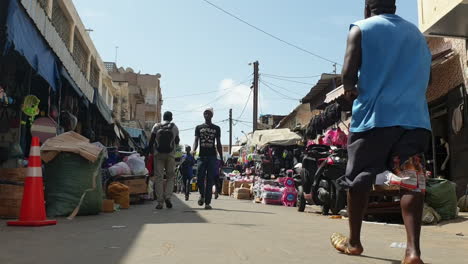 Por-Los-Transeúntes-En-El-Mercado-De-Sandaga-De-Dakar,-Todavía-Tiro-De-ángulo-Bajo