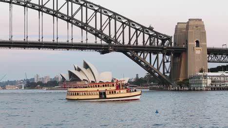 Blick-Auf-Sydney-Harbour-Bridge-Und-Sydney-Opera-House-In-Perfektem-Licht-Am-Späten-Nachmittag-Mit-Bootsverkehr-Auf-Dem-Wasser