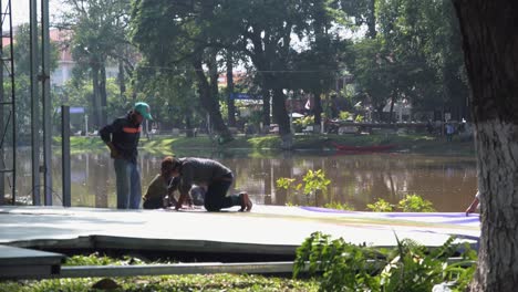 Instalación-Junto-Al-Río-Para-El-Festival-Del-Agua.