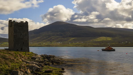 Zeitraffer-Der-Ruine-Des-Historischen-Burgturms-Auf-Achill-Island-Auf-Dem-Wild-Atlantic-Way-In-Irland